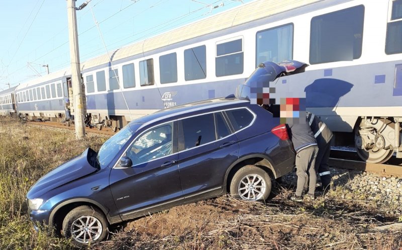 Accident feroviar în Cluj: O mașină a fost lovită de tren