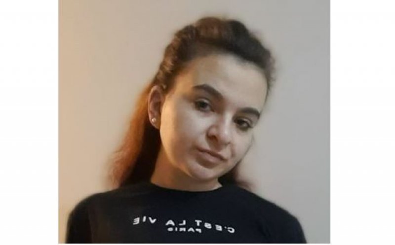 Un viitor fără durere costă 27.000 de euro: Povestea emoționantă a unei tinere de 20 de ani care suferă de scolioză severă