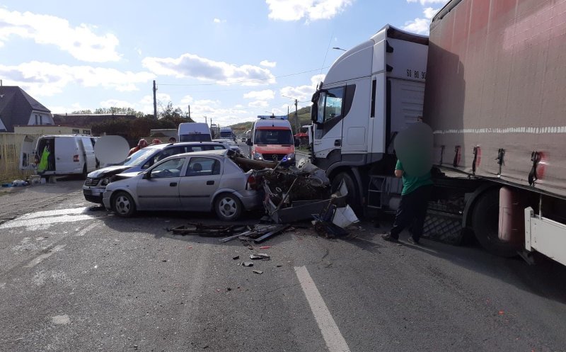 Accident în județul Cluj: Două mașini și un TIR au intrat în coliziune / Femeie, transportată la spital