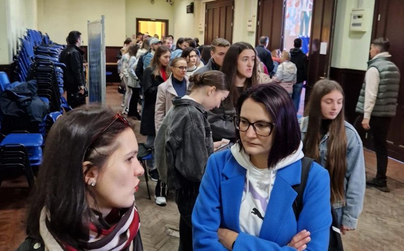 Coadă în Cluj-Napoca la secția de votare pentru alegerile din Republica Moldova. Când se închid urnele