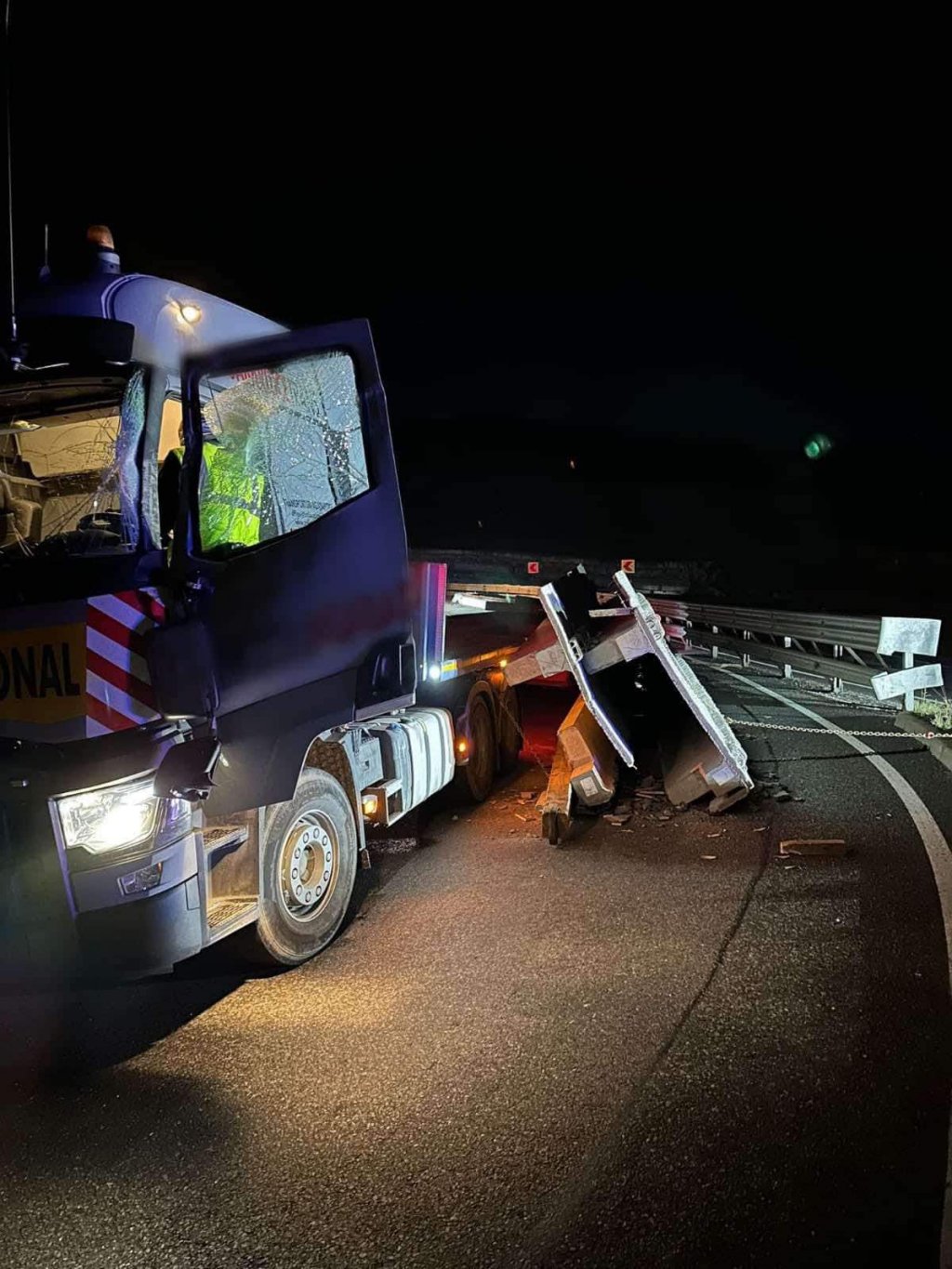ACCIDENT pe centura Vâlcele-Apahida: Câteva grinzi uriaşe de beton au căzut dintr-un camion