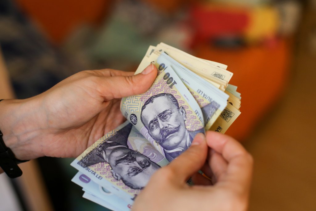 Traiul, tot mai scump în România. De câți bani are nevoie o familie în fiecare lună