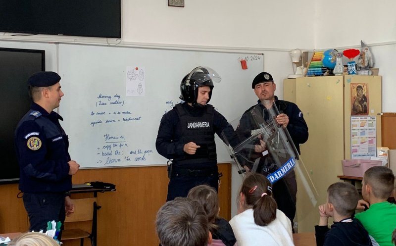 Elevi din Cluj, instruiţi cum să sesizeze faptele antisociale și cum să ceară ajutor la nevoie