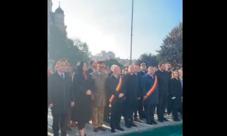 Defilare de Ziua Armatei Române la Cluj-Napoca. Elicoptere militare survolează orașul