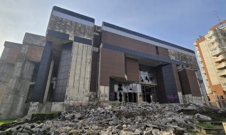 A început demolarea Casei de Cultură din Turda. Ce va apărea în locul ei