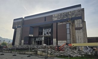A început demolarea Casei de Cultură din Turda. Ce va apărea în locul ei
