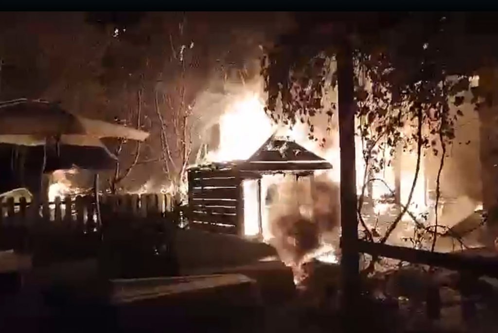 INCENDIU într-o gospodărie din județul Cluj. Focul a distrus și casa vecinilor