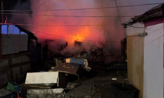 INCENDIU pe strada Cantonului din Cluj-Napoca / Ard mai multe locuințe / 80 de persoane au reușit să se autoevacueze