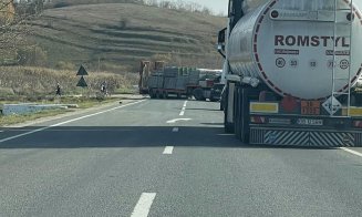 Accident între o mașină și un TIR, în Cluj: Trei persoane au fost transportate la spital / Trafic îngreunat