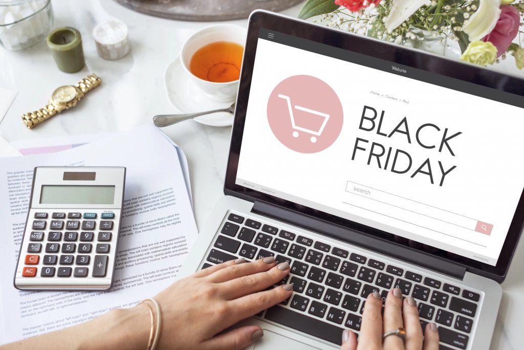Românii vor lua cu „asalt” Black Friday-ul. Cât vor să cheltuiască și pe ce își vor da banii