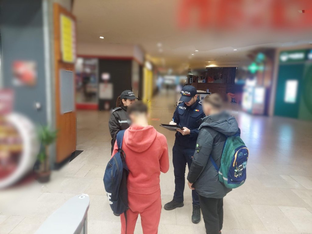 Chiul în loc de cursuri: Zeci de elevi clujeni, prinși de poliție în cafenele și mall-uri în timpul orelor