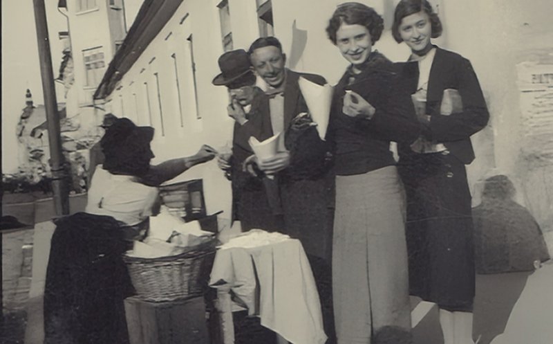 Vânzător de floricele, perioada interbelică