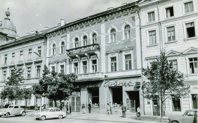 Casa Wolphard-Kakas cu librăria George Coșbuc la parter, anul 1963