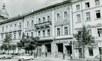 Casa Wolphard-Kakas cu librăria George Coșbuc la parter, anul 1963