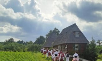 S-au mutat din Cluj în Breb, cel mai instagramabil sat din România. Au un “cartier” de case recondiționate și fac festival și târguri cool