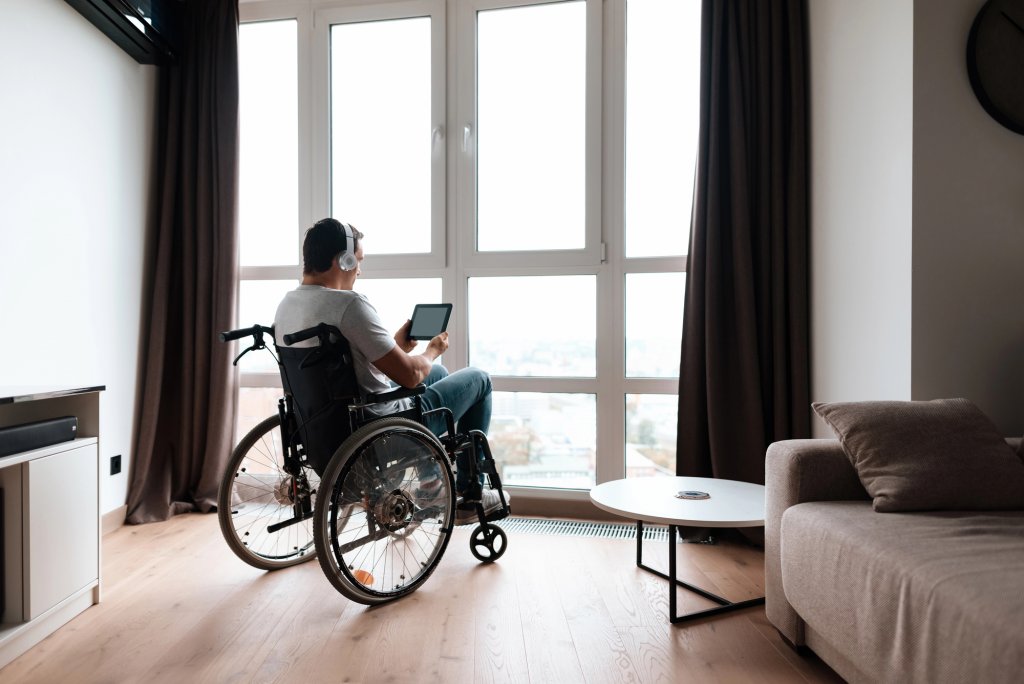 Hotelurile din România nu sunt obligate să aibă camere speciale pentru persoane cu dizabilități. Ce e obligatoriu