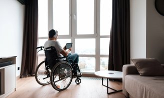 Hotelurile din România nu sunt obligate să aibă camere speciale pentru persoane cu dizabilități. Ce e obligatoriu