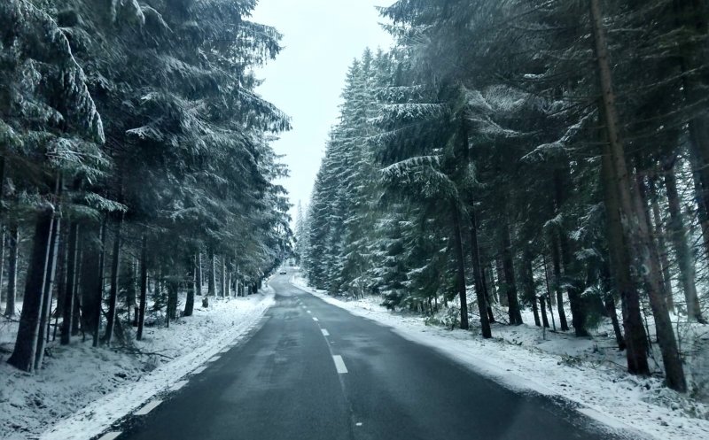 Pe drumurile județene situate în zona de munte s-a acționat în vederea deszăpezirii și combaterii fenomenului de polei