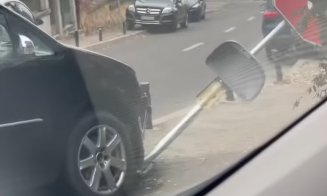 „Ai uitat să tragi frâna de mână”. O mașină a intrat într-un stâlp cu indicator rutier în Cluj-Napoca