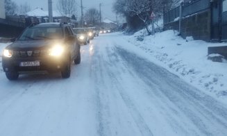 Drum periculos în Făget: Un utilaj de deszăpezire se chinuie să treacă de maşinile oprite pe marginea şoselei / "Sălicea! Oglindă pe jos"