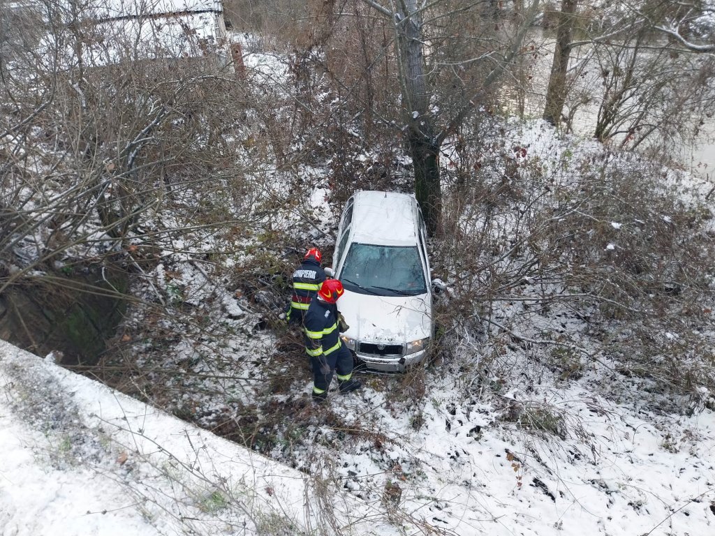 Mașină căzută sub un pod în județul Cluj. Un bărbat a fost transportat la spital