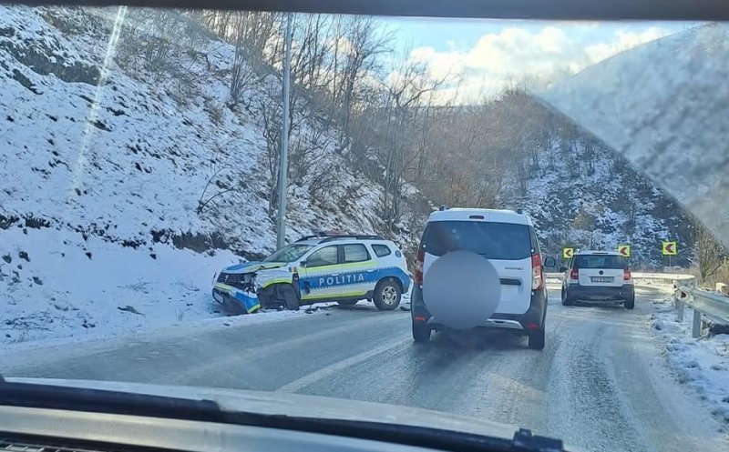 Accident pe drumul spre Băișoara. O mașină de poliție a ajuns în afara șoselei