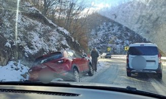 Accident pe drumul spre Băișoara. O mașină de poliție a ajuns în afara șoselei