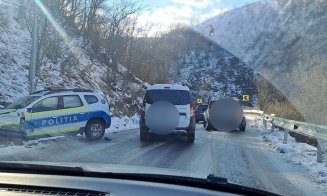 Accident pe drumul spre Băișoara. O mașină de poliție a ajuns în afara șoselei