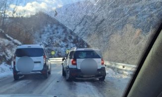Accident pe drumul spre Băișoara. O mașină de poliție a ajuns în afara șoselei