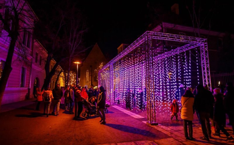 Un glob de zăpadă gigant, perdea de lumini și cadouri de Crăciun, la ''Celălalt Târg'' din Cluj-Napoca