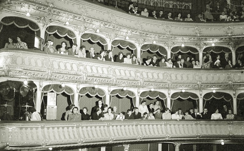 Spectatori în sala Teatrului Național din Cluj-Napoca, anul 1965
