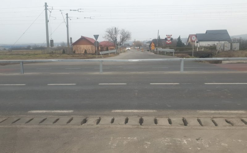 ”Bizar” pe o șosea din Cluj: Linie întreruptă, la pachet cu parapet?