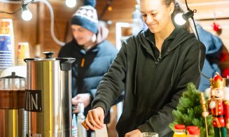 Ce găsești la Celălalt Târg din Cluj-Napoca și cât costă mâncarea și băutura: langos, clătite, vin fiert și cafea la 10 lei