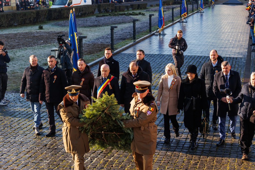 1 Decembrie 2024: Autoritățile au depus jerbe și flori în Piața Mihai Viteazul din Cluj-Napoca