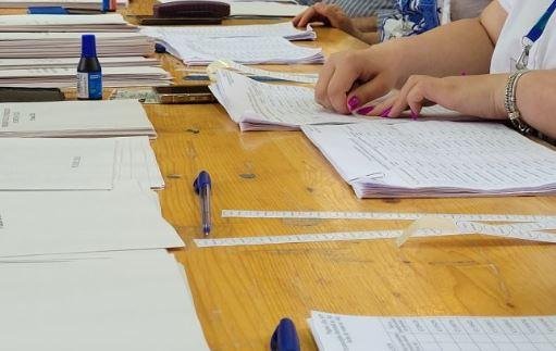 ALEGERI PARLAMENTARE 2024: Clujul, în topul celor mai mulți votanți cu o oră înainte de închiderea urnelor / Peste jumătate dintre români, prezenți la secții
