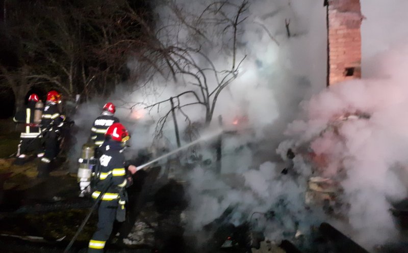 INCENDIU la Râşca. Și-a distrus o parte din gospodărie cu o țigară