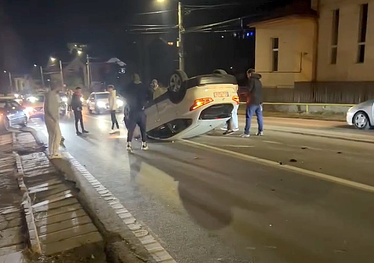 ACCIDENT sau CASCADORIE în Cluj: Mașină răsturnată, şofer băut