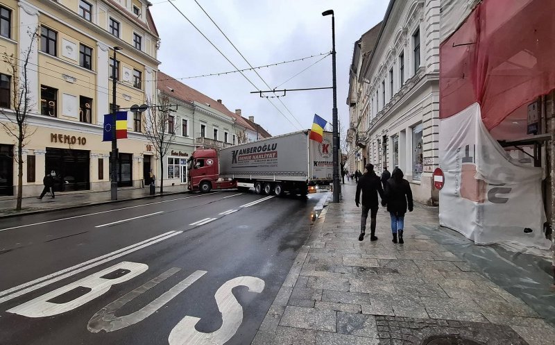 Performanţă în traficul din Cluj-Napoca: A întors TIR-ul în buricul târgului şi a dărâmat doar un tomberon / "Unu' nu s-a dat jos să-l ajute"