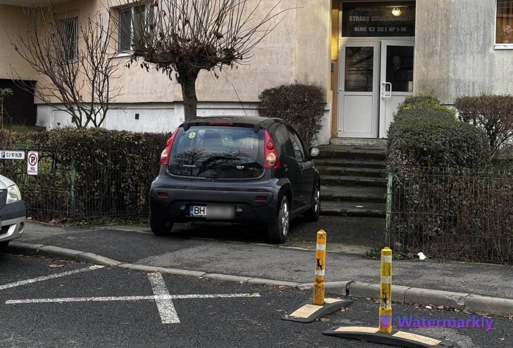 Un șofer începător și-a testat limitele parcării în Cluj: "A încercat să urce mașina la etaj, dar n-a încăput pe ușă"