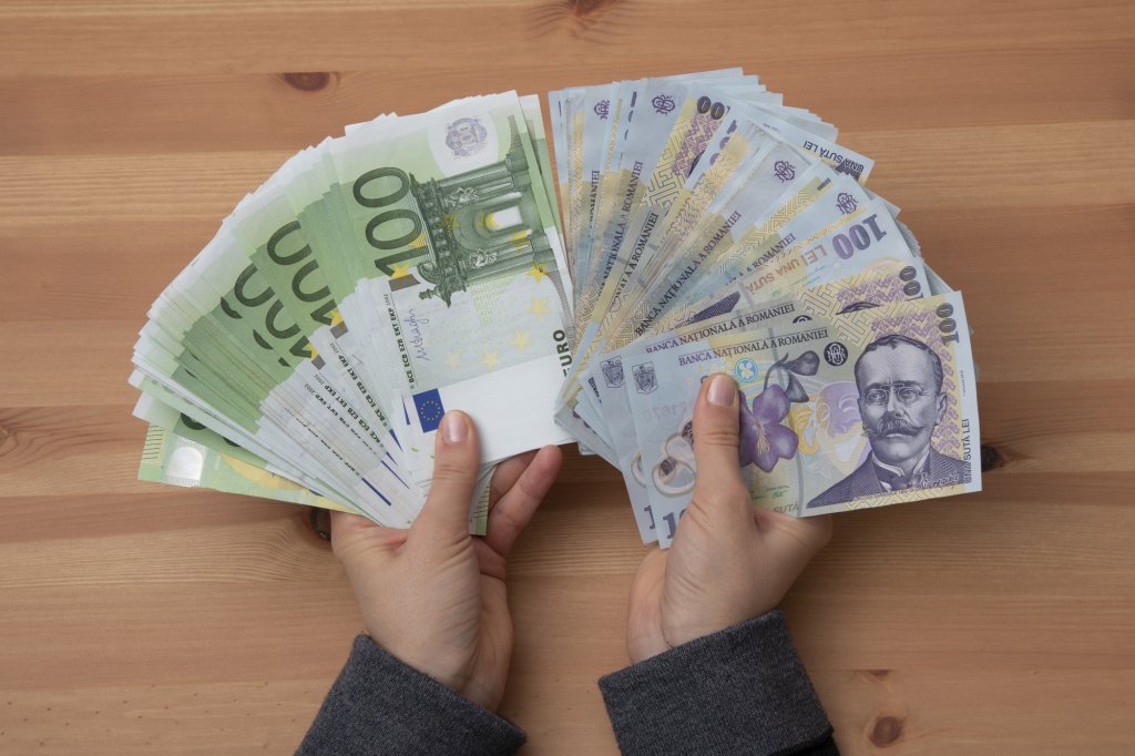 Euro depășește 5 lei la case de schimb valutar în Cluj-Napoca și alte orașe. La cât îl cotează BNR și băncile