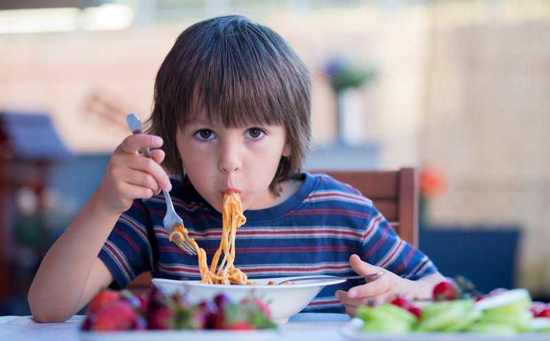 Fără șnițele, mezeluri sau chipsuri în școli! Lista alimentelor nerecomandate copiilor a fost actualizată