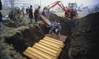 CINSTE LOR: 35 de ani de la Revoluție / „Libertate”, „Jos comuniştii”, „Păcat, păcat, de sângele vărsat” au strigat timişorenii luni seara