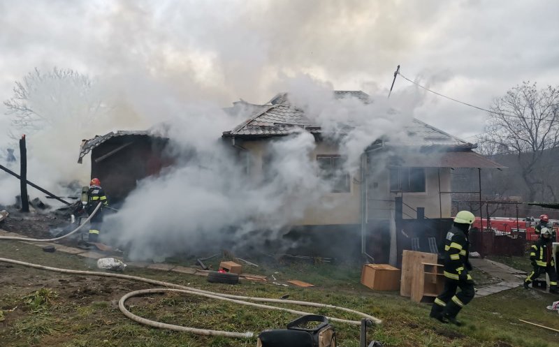 Crăciun ruinat pentru o familie din Cluj care și-a pierdut casa într-un incendiu violent. Un bărbat a suferit arsuri severe