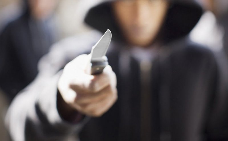 4 minori au agresat şi cuţitat un bărbat în Floreşti / Leziuni în zona toracelui