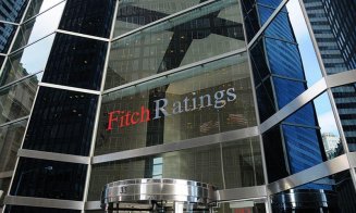 Fitch revizuieşte perspectiva datoriilor pe termen lung ale României la negativă, din cauza „incertitudinii politice”