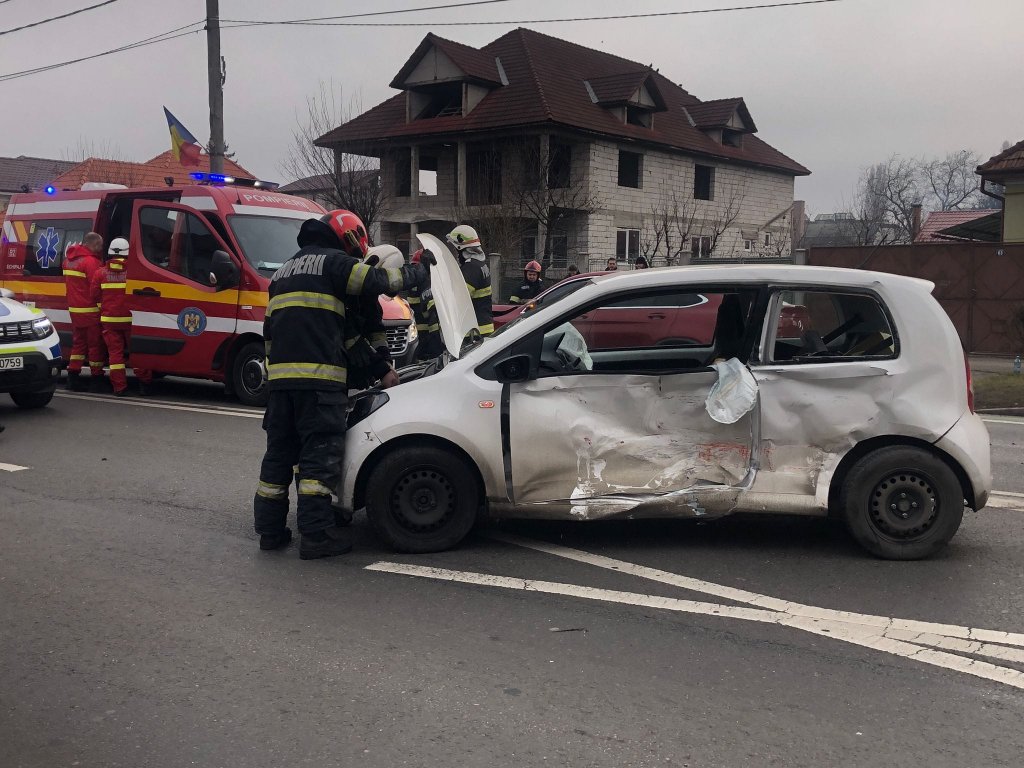 Accident cu o victimă pe o stradă din Cluj-Napoca. Două mașini, făcute praf