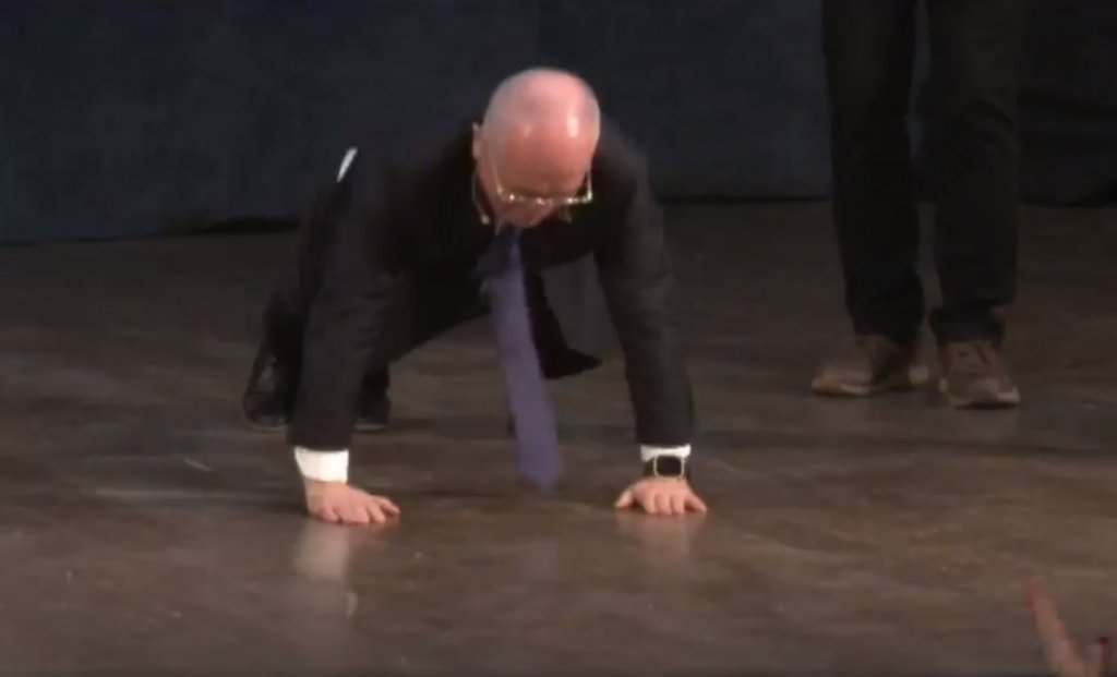 Primarul Clujului, într-o formă fizică de invidiat. Boc a făcut, pe scenă, 30 de flotări