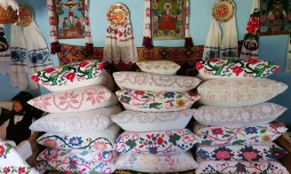 Ritualuri de iarnă în satele clujene: Cum pregăteau gospodinele casele pentru Crăciun și rolul simbolic al măturii
