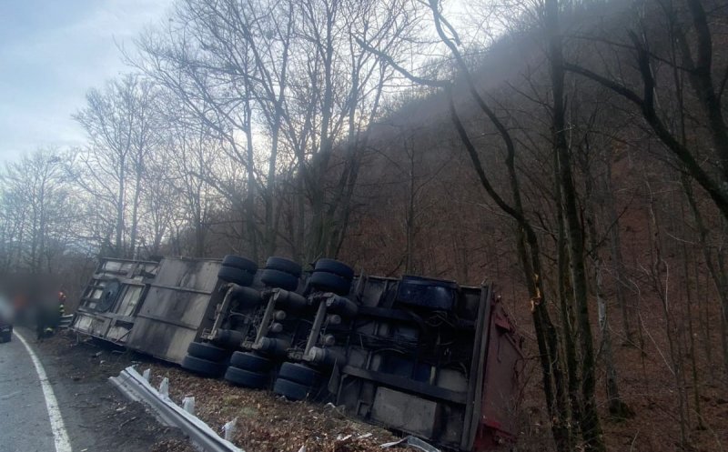 Accident pe un drum din județul Cluj. O remorcă cu animale s-a răsturnat