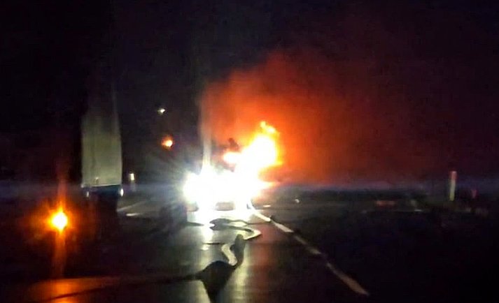 O cisternă cu GPL a luat foc în urma unui accident rutier / Pompierii au inervenit cu roboți